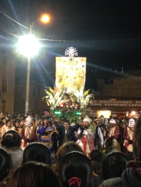 Kapakuya flanking the Christ de Choquekillka as he bows to the masses before re-entering the chapel in the plaza where he resides, thus ending the festival. 